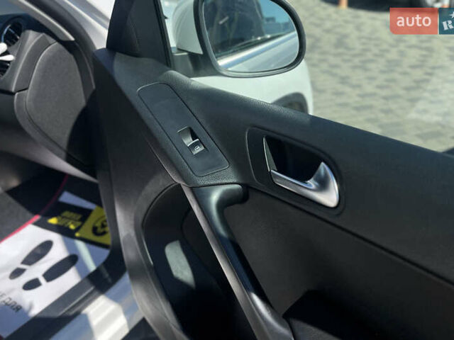 Белый Фольксваген Тигуан, объемом двигателя 1.97 л и пробегом 221 тыс. км за 12800 $, фото 9 на Automoto.ua