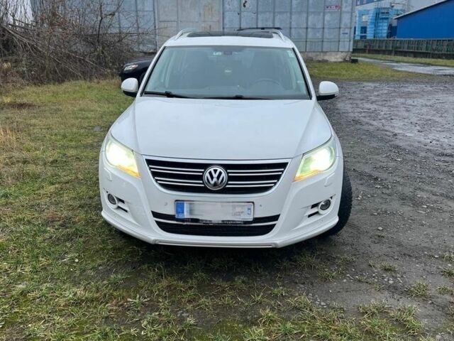 Белый Фольксваген Тигуан, объемом двигателя 2 л и пробегом 241 тыс. км за 7500 $, фото 1 на Automoto.ua