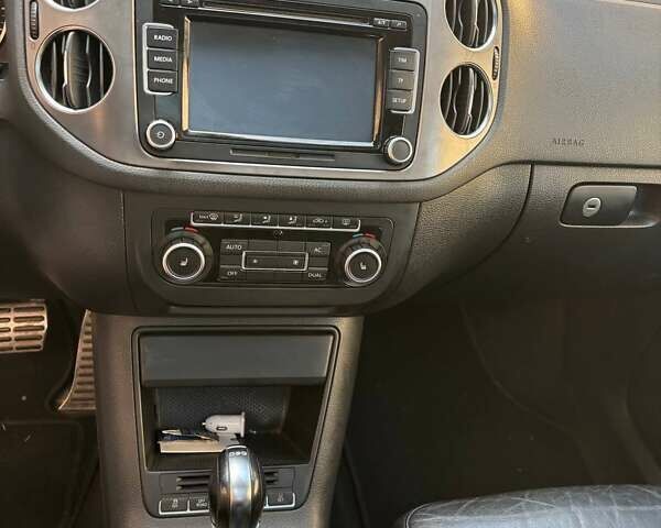 Білий Фольксваген Тігуан, об'ємом двигуна 2 л та пробігом 300 тис. км за 9800 $, фото 7 на Automoto.ua