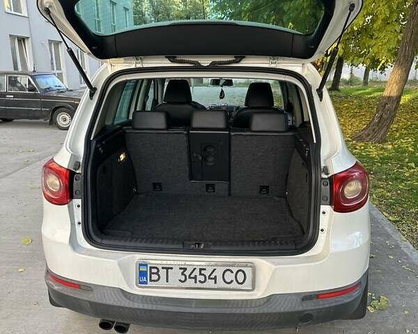 Білий Фольксваген Тігуан, об'ємом двигуна 2 л та пробігом 262 тис. км за 11000 $, фото 4 на Automoto.ua