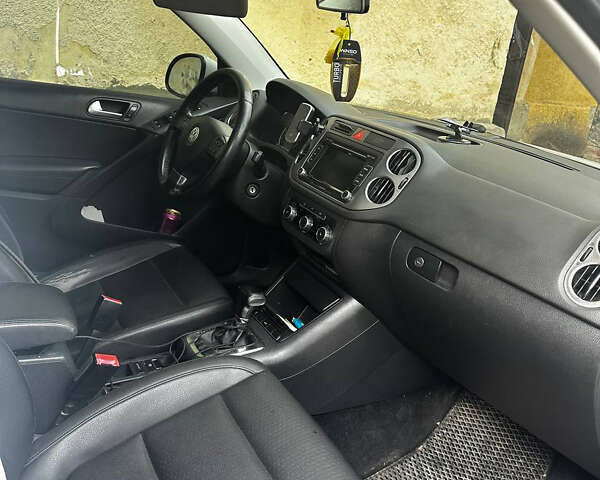 Белый Фольксваген Тигуан, объемом двигателя 1.98 л и пробегом 236 тыс. км за 9500 $, фото 2 на Automoto.ua