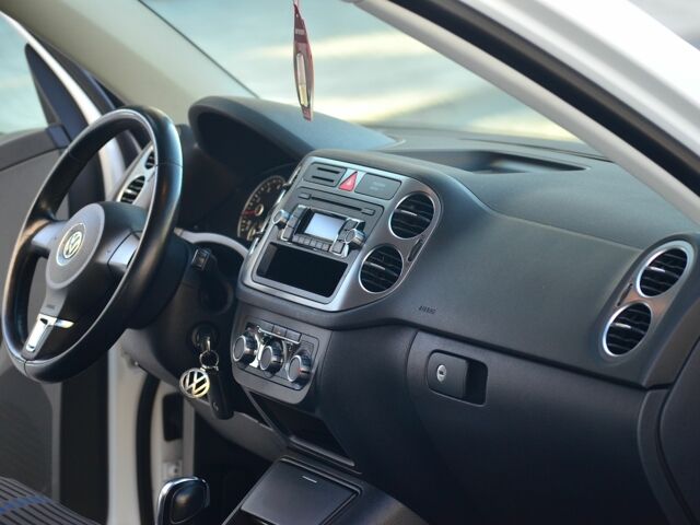 Белый Фольксваген Тигуан, объемом двигателя 2 л и пробегом 180 тыс. км за 11700 $, фото 4 на Automoto.ua