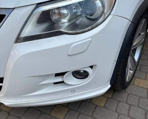 Білий Фольксваген Тігуан, об'ємом двигуна 2 л та пробігом 300 тис. км за 9800 $, фото 1 на Automoto.ua