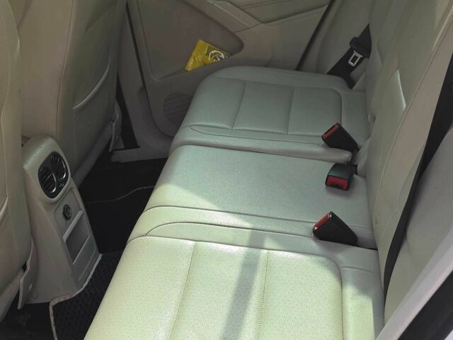 Белый Фольксваген Тигуан, объемом двигателя 2 л и пробегом 289 тыс. км за 9200 $, фото 4 на Automoto.ua