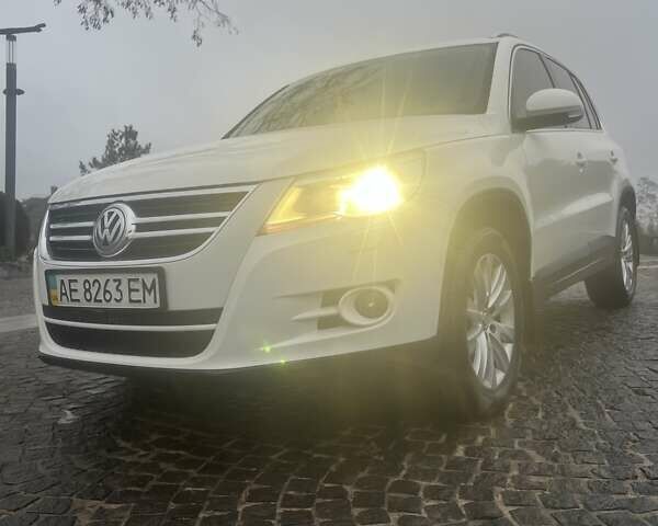 Білий Фольксваген Тігуан, об'ємом двигуна 2 л та пробігом 252 тис. км за 9990 $, фото 4 на Automoto.ua