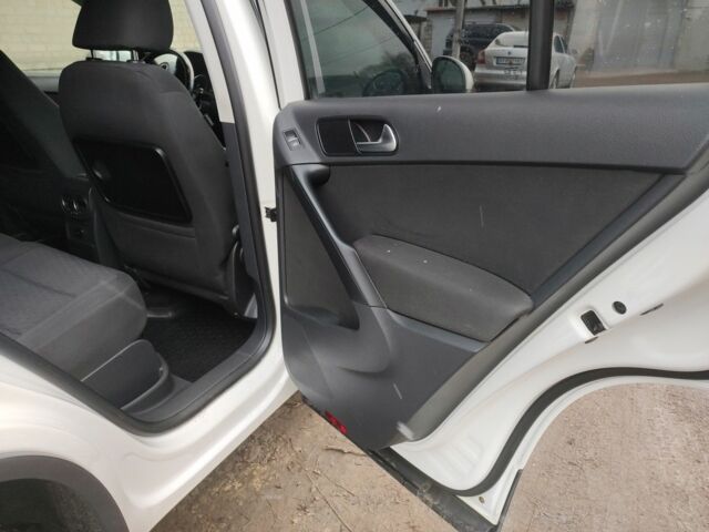 Белый Фольксваген Тигуан, объемом двигателя 2 л и пробегом 170 тыс. км за 9500 $, фото 16 на Automoto.ua