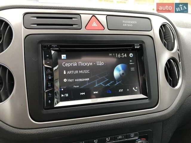 Білий Фольксваген Тігуан, об'ємом двигуна 2 л та пробігом 165 тис. км за 13600 $, фото 89 на Automoto.ua