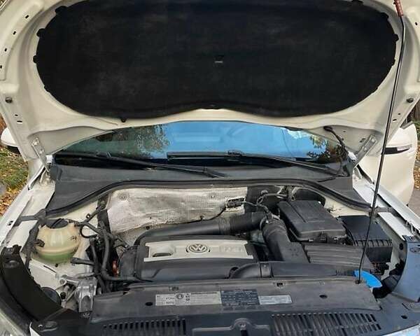 Белый Фольксваген Тигуан, объемом двигателя 1.98 л и пробегом 210 тыс. км за 9800 $, фото 1 на Automoto.ua