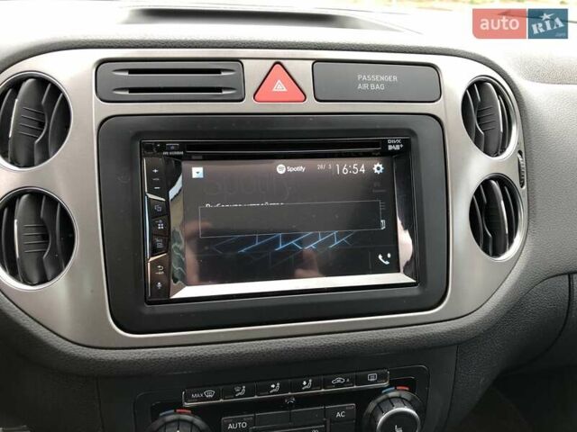 Білий Фольксваген Тігуан, об'ємом двигуна 2 л та пробігом 165 тис. км за 13600 $, фото 91 на Automoto.ua