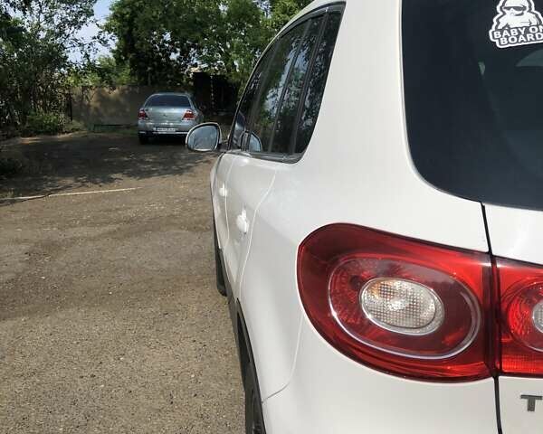 Білий Фольксваген Тігуан, об'ємом двигуна 1.97 л та пробігом 126 тис. км за 13000 $, фото 2 на Automoto.ua