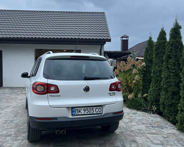 Фольксваген Тигуан 2011 в Вараш (Кузнецовск) на Automoto.ua Белый Фольксваген Тигуан, объемом двигателя 1.97 л и пробегом 221 тыс. км за 13000 $, фото 3 на Automoto.ua