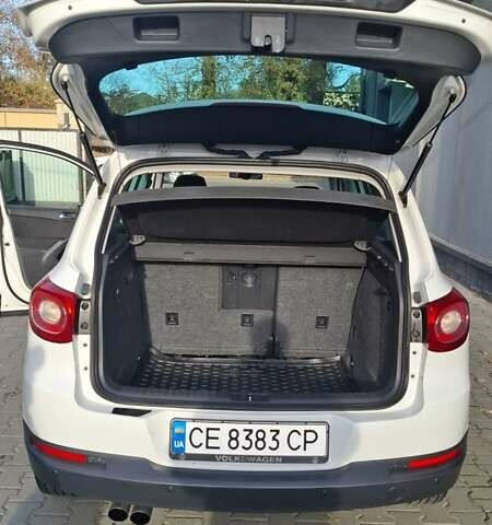 Білий Фольксваген Тігуан, об'ємом двигуна 2 л та пробігом 272 тис. км за 13200 $, фото 4 на Automoto.ua