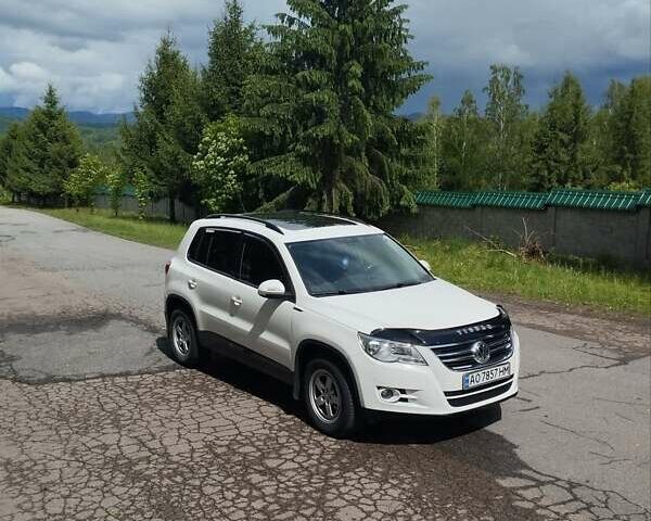 Белый Фольксваген Тигуан, объемом двигателя 2 л и пробегом 217 тыс. км за 12450 $, фото 2 на Automoto.ua