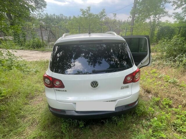 Белый Фольксваген Тигуан, объемом двигателя 2 л и пробегом 278 тыс. км за 10000 $, фото 5 на Automoto.ua