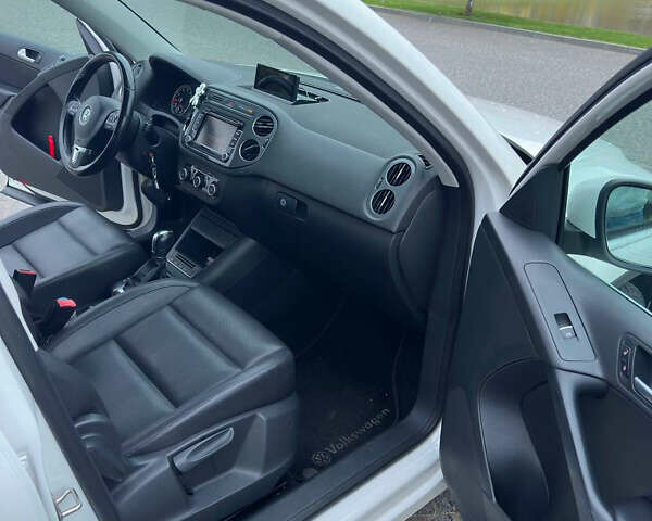 Білий Фольксваген Тігуан, об'ємом двигуна 2 л та пробігом 180 тис. км за 12000 $, фото 14 на Automoto.ua