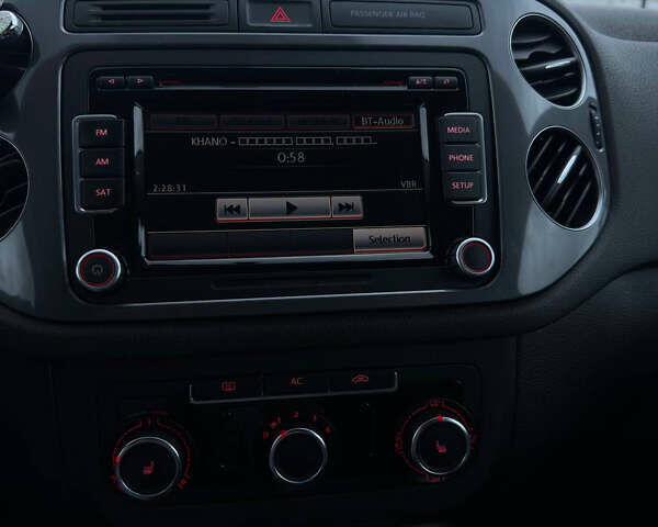 Білий Фольксваген Тігуан, об'ємом двигуна 2 л та пробігом 180 тис. км за 12000 $, фото 16 на Automoto.ua