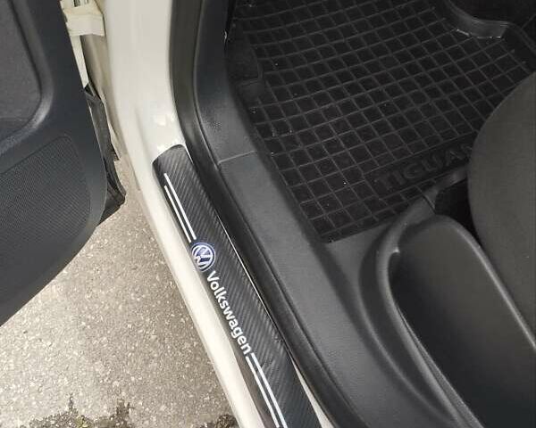 Белый Фольксваген Тигуан, объемом двигателя 2 л и пробегом 217 тыс. км за 12450 $, фото 26 на Automoto.ua