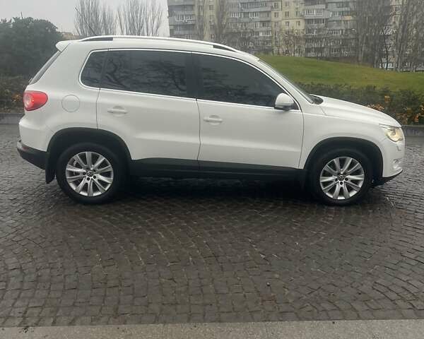 Білий Фольксваген Тігуан, об'ємом двигуна 2 л та пробігом 252 тис. км за 9990 $, фото 8 на Automoto.ua