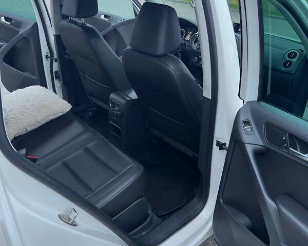 Білий Фольксваген Тігуан, об'ємом двигуна 2 л та пробігом 180 тис. км за 12000 $, фото 9 на Automoto.ua