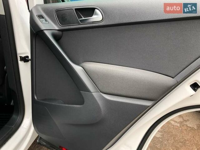 Білий Фольксваген Тігуан, об'ємом двигуна 2 л та пробігом 165 тис. км за 13600 $, фото 70 на Automoto.ua