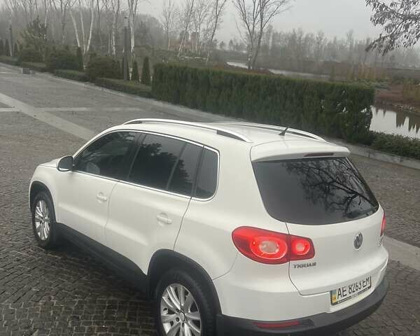 Білий Фольксваген Тігуан, об'ємом двигуна 2 л та пробігом 252 тис. км за 9990 $, фото 2 на Automoto.ua