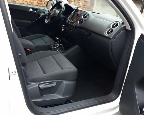 Белый Фольксваген Тигуан, объемом двигателя 1.97 л и пробегом 215 тыс. км за 13000 $, фото 4 на Automoto.ua