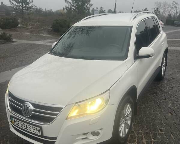 Білий Фольксваген Тігуан, об'ємом двигуна 2 л та пробігом 252 тис. км за 9990 $, фото 1 на Automoto.ua