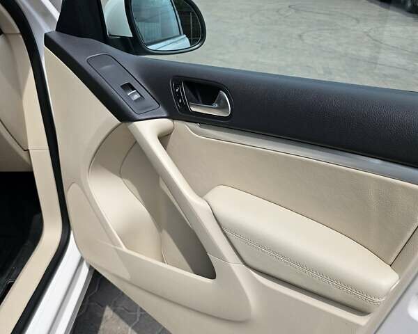 Білий Фольксваген Тігуан, об'ємом двигуна 1.98 л та пробігом 162 тис. км за 11800 $, фото 23 на Automoto.ua