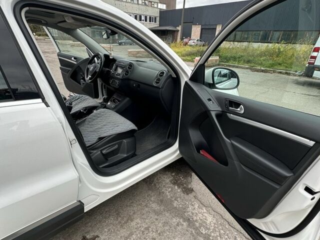 Белый Фольксваген Тигуан, объемом двигателя 2 л и пробегом 215 тыс. км за 12500 $, фото 11 на Automoto.ua