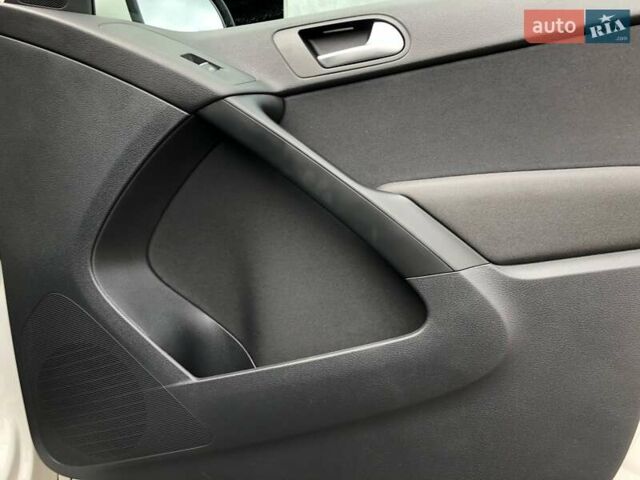 Білий Фольксваген Тігуан, об'ємом двигуна 2 л та пробігом 165 тис. км за 13600 $, фото 74 на Automoto.ua