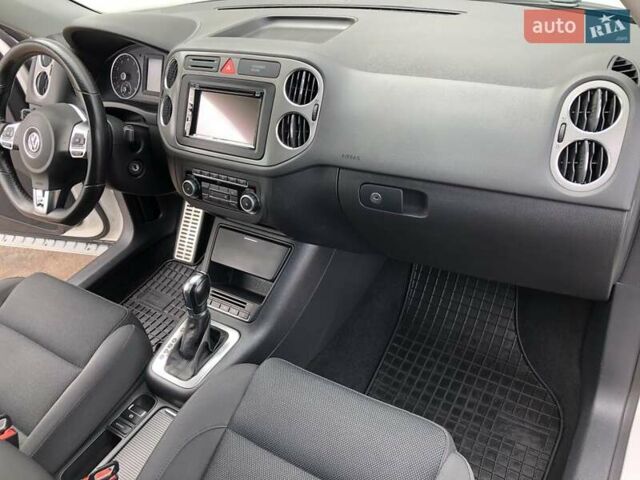 Білий Фольксваген Тігуан, об'ємом двигуна 2 л та пробігом 165 тис. км за 13600 $, фото 37 на Automoto.ua