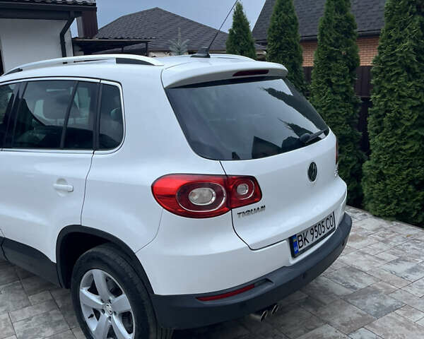 Фольксваген Тигуан 2011 в Вараш (Кузнецовск) на Automoto.ua Белый Фольксваген Тигуан, объемом двигателя 1.97 л и пробегом 221 тыс. км за 13000 $, фото 2 на Automoto.ua