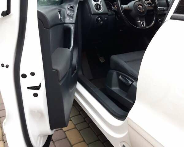 Белый Фольксваген Тигуан, объемом двигателя 1.97 л и пробегом 215 тыс. км за 13000 $, фото 13 на Automoto.ua