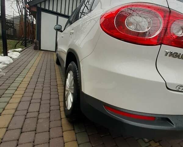 Белый Фольксваген Тигуан, объемом двигателя 1.97 л и пробегом 215 тыс. км за 13000 $, фото 17 на Automoto.ua