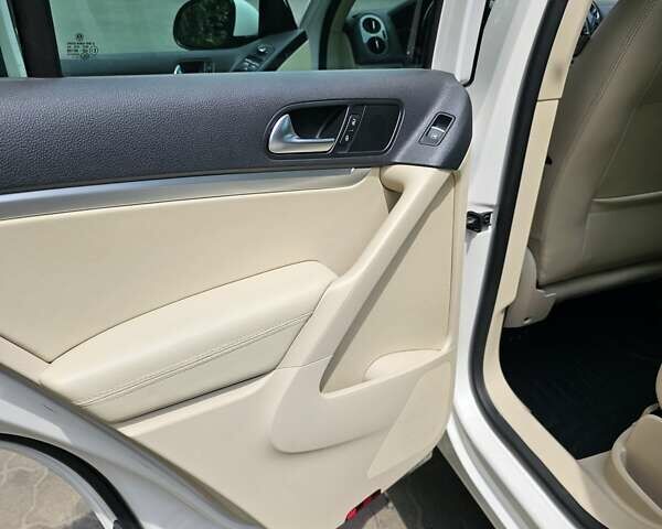 Білий Фольксваген Тігуан, об'ємом двигуна 1.98 л та пробігом 162 тис. км за 11800 $, фото 19 на Automoto.ua