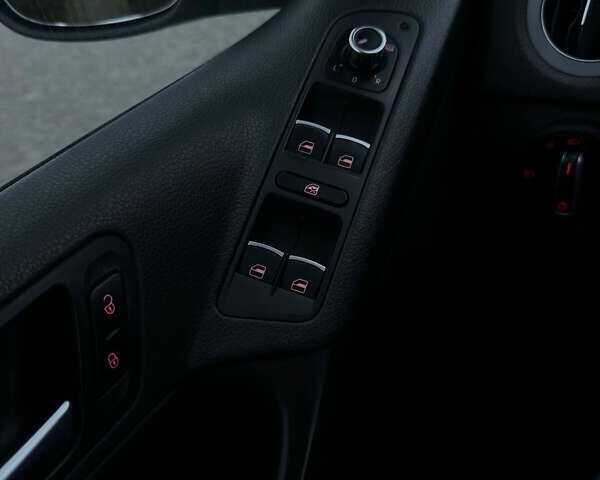 Білий Фольксваген Тігуан, об'ємом двигуна 2 л та пробігом 180 тис. км за 12000 $, фото 17 на Automoto.ua