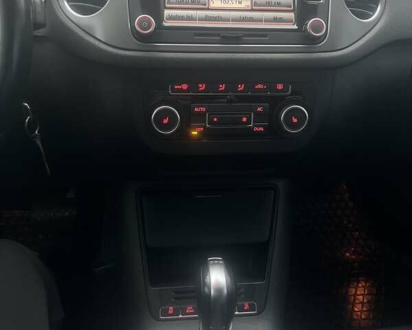 Білий Фольксваген Тігуан, об'ємом двигуна 2 л та пробігом 252 тис. км за 9990 $, фото 20 на Automoto.ua