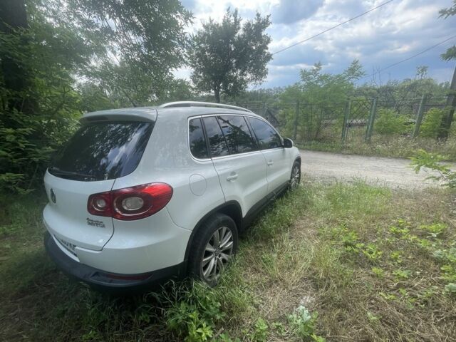 Белый Фольксваген Тигуан, объемом двигателя 2 л и пробегом 278 тыс. км за 10000 $, фото 1 на Automoto.ua