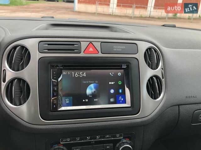 Білий Фольксваген Тігуан, об'ємом двигуна 2 л та пробігом 165 тис. км за 13600 $, фото 90 на Automoto.ua