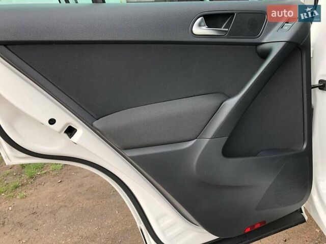 Білий Фольксваген Тігуан, об'ємом двигуна 2 л та пробігом 165 тис. км за 13600 $, фото 69 на Automoto.ua