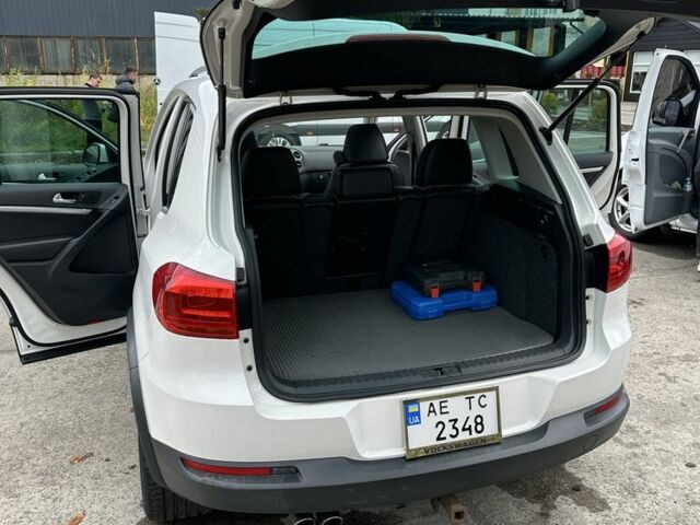 Белый Фольксваген Тигуан, объемом двигателя 2 л и пробегом 215 тыс. км за 12500 $, фото 2 на Automoto.ua