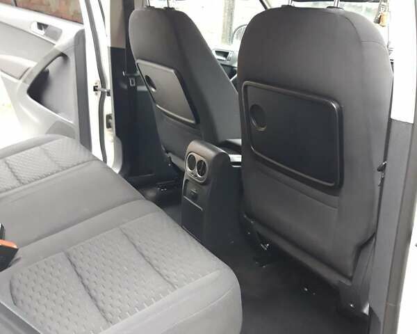 Белый Фольксваген Тигуан, объемом двигателя 1.97 л и пробегом 215 тыс. км за 13000 $, фото 5 на Automoto.ua