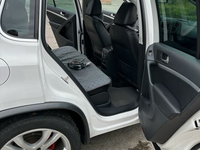 Белый Фольксваген Тигуан, объемом двигателя 2 л и пробегом 215 тыс. км за 12500 $, фото 4 на Automoto.ua