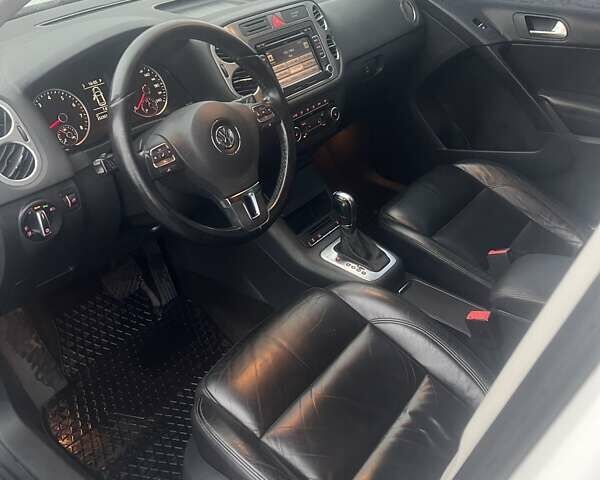 Білий Фольксваген Тігуан, об'ємом двигуна 2 л та пробігом 252 тис. км за 9990 $, фото 16 на Automoto.ua