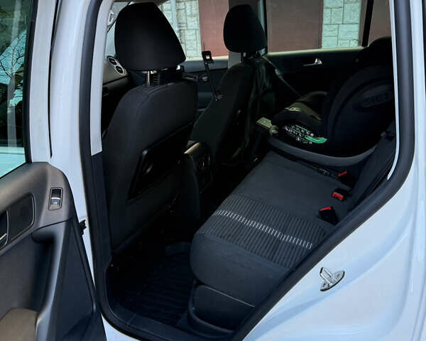 Білий Фольксваген Тігуан, об'ємом двигуна 1.98 л та пробігом 216 тис. км за 9500 $, фото 15 на Automoto.ua