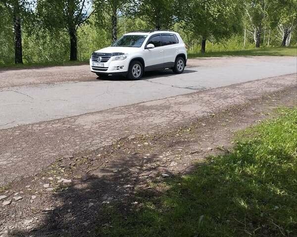 Белый Фольксваген Тигуан, объемом двигателя 2 л и пробегом 217 тыс. км за 12450 $, фото 1 на Automoto.ua