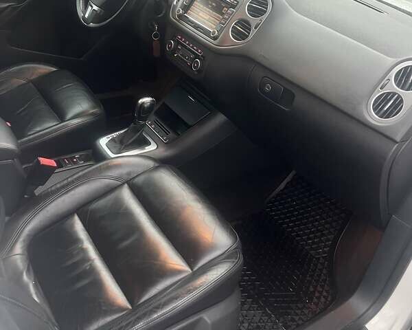 Білий Фольксваген Тігуан, об'ємом двигуна 2 л та пробігом 252 тис. км за 9990 $, фото 13 на Automoto.ua