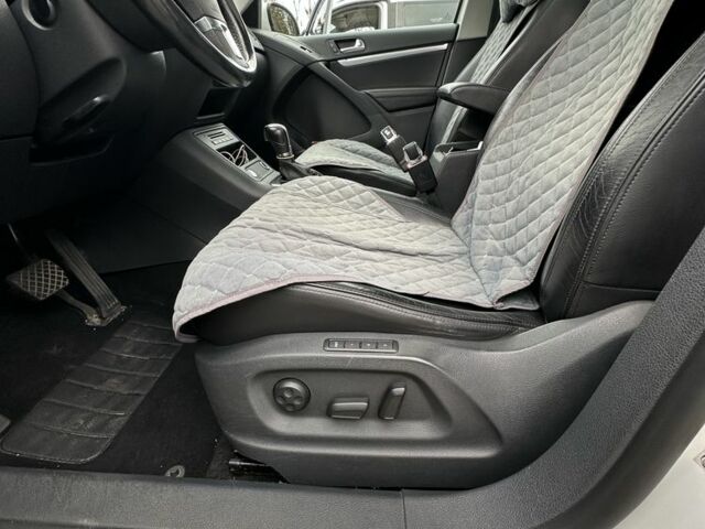 Белый Фольксваген Тигуан, объемом двигателя 2 л и пробегом 215 тыс. км за 12500 $, фото 3 на Automoto.ua