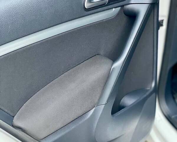 Белый Фольксваген Тигуан, объемом двигателя 2 л и пробегом 236 тыс. км за 12800 $, фото 13 на Automoto.ua