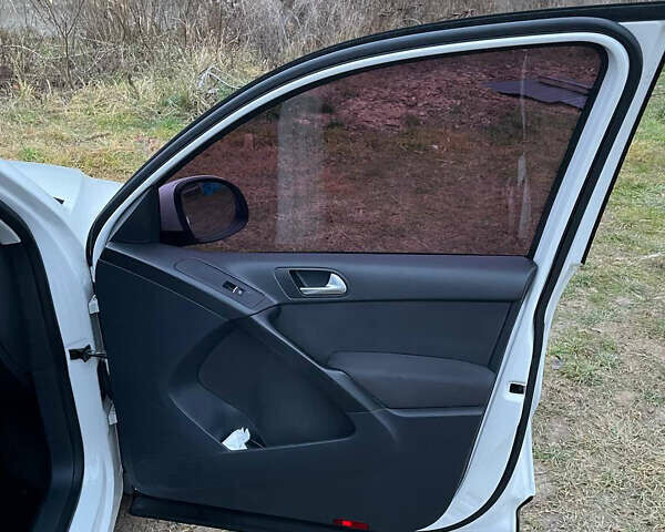 Белый Фольксваген Тигуан, объемом двигателя 1.97 л и пробегом 318 тыс. км за 13300 $, фото 10 на Automoto.ua